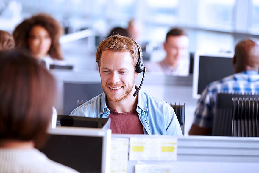 Supportmitarbeiter im Büro mit Headset
